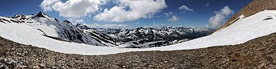 Panoramafoto Berglandschaft mit freundlichem Wolkenhimmel