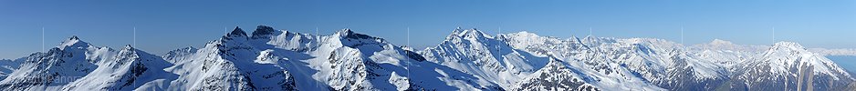 Panoramabild mit schneebedeckten Bergketten