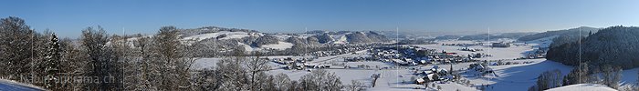 Panoramabild Frisch verschneite Landschaft mit Dorf