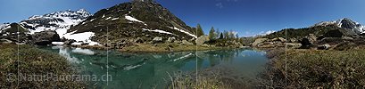 Panoramabild Wasserbecken in Berglandschaft