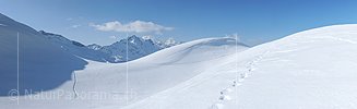 Gigapixel Panoramabild Geschwungene Geländelinien in winterlicher Berglandschaft