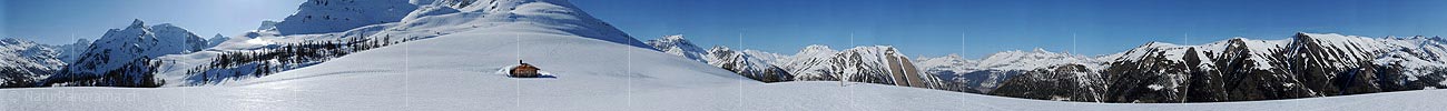 360° Gigapixel-Panoramafoto Berghütte in unberrührter Berglandschaft/Winterlandschaft