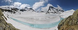 Hochauflösendes Panoramafoto Bergsee mit hellblauem Ring aus Schmelzwasser
