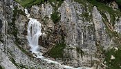 Hochauflösendes Foto Wasserfall über Dolomitstufe