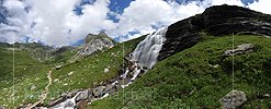 Panoramafoto Wasserfall in Berglandschaft (Langzeitbelichtung)