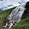 Hochauflösendes Foto Wasserfall in Berglandschaft (Langzeitbelichtung)