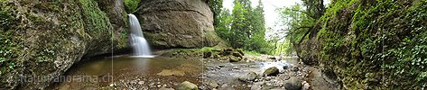 360° Panoramabild Wasserfall in Schlucht