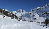 Panoramabild Winterlandschaft mit markantem Berg (Ofenhorn)