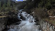Panoramafoto Wilder Bergbach mit Wasserfall (Langzeitbelichtung)