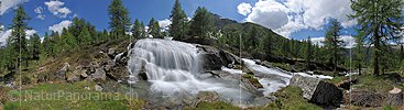 360° Panoramafoto Wasserfall in Naturlandschaft (Langzeitbelichtung)