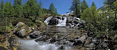 P014716: Panoramafoto Wasserfall in grüner Berglandschaft (Langzeitbelichtung)