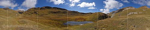360° Panoramafoto Herbstliche Berglandschaft mit kleinem Bergsee