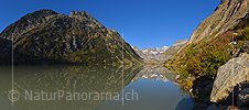 Grosses Panoramafoto einer perfekten Spiegelung im Grimselsee