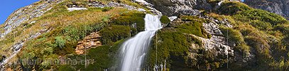 Panoramafoto Kleiner Wasserfall in Bergbach und Moos