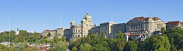 P026050b: Panoramafoto Bundeshaus  im Morgenlicht.