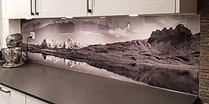 NaturPanorama.ch: Küchenrückwand aus Glas mit Eiger, Mönch und Jungfrau in Schwarz/Weiss